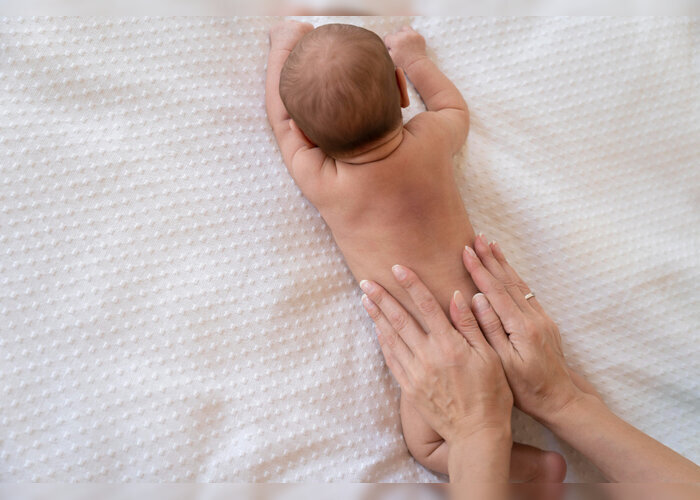 massage anti colique sur bébé